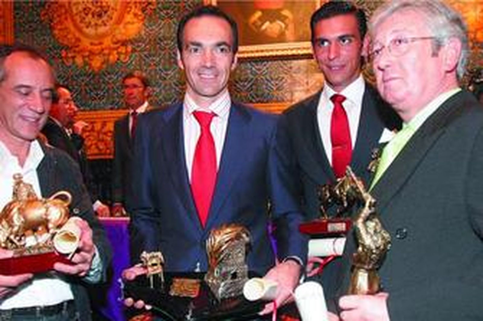 De izquierda a derecha, Salvador Boix, El Cid, Salvador Barberán y José Liborio posan con los trofeos.