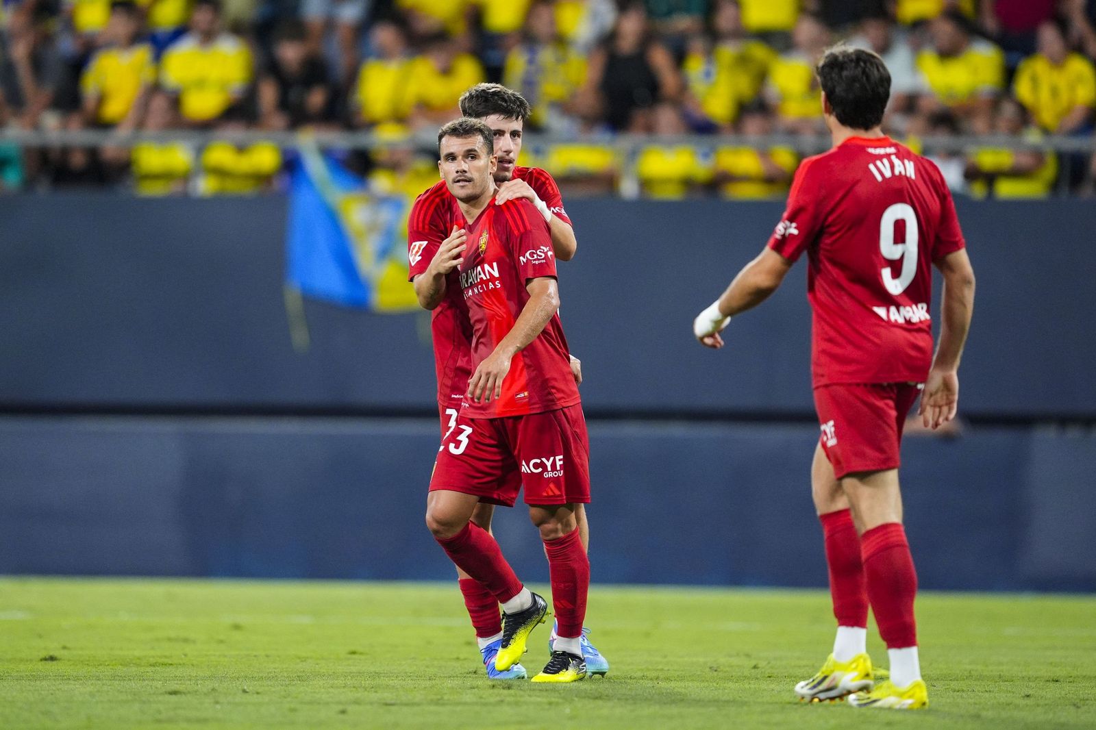 Aketxe es felicitado tras marcar un gol.