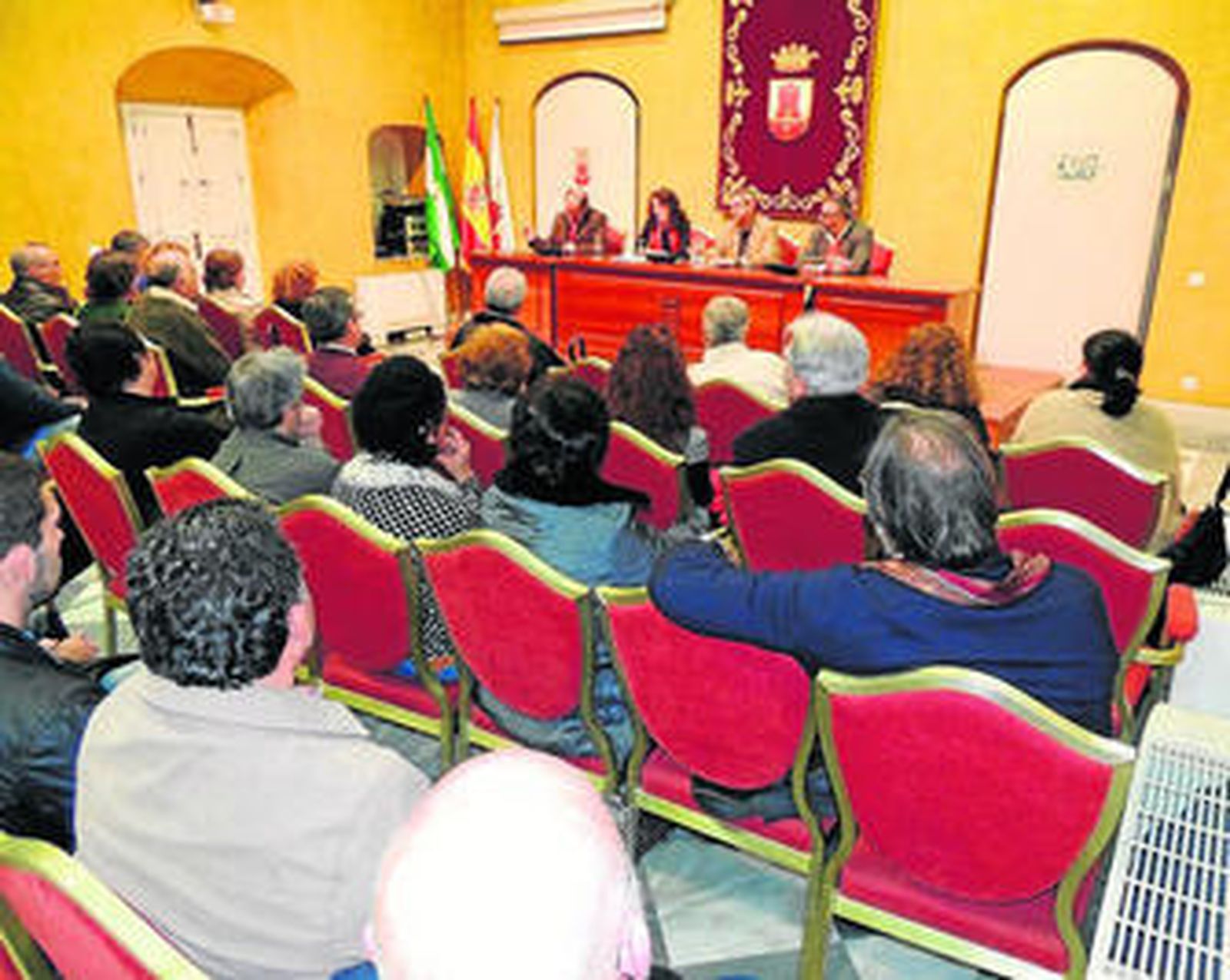Un momento de la conferencia sobre la masonería, en la noche del viernes en San Roque.