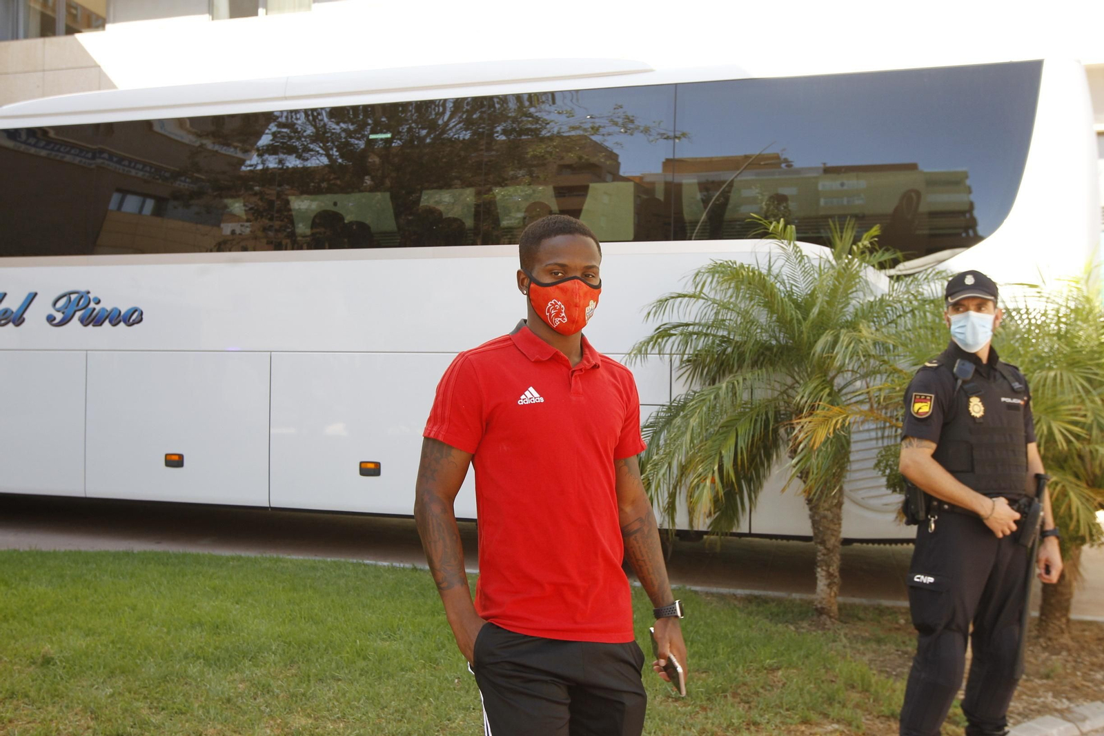 Fotogalería de la afición del Almería antes del partido ante el Girona