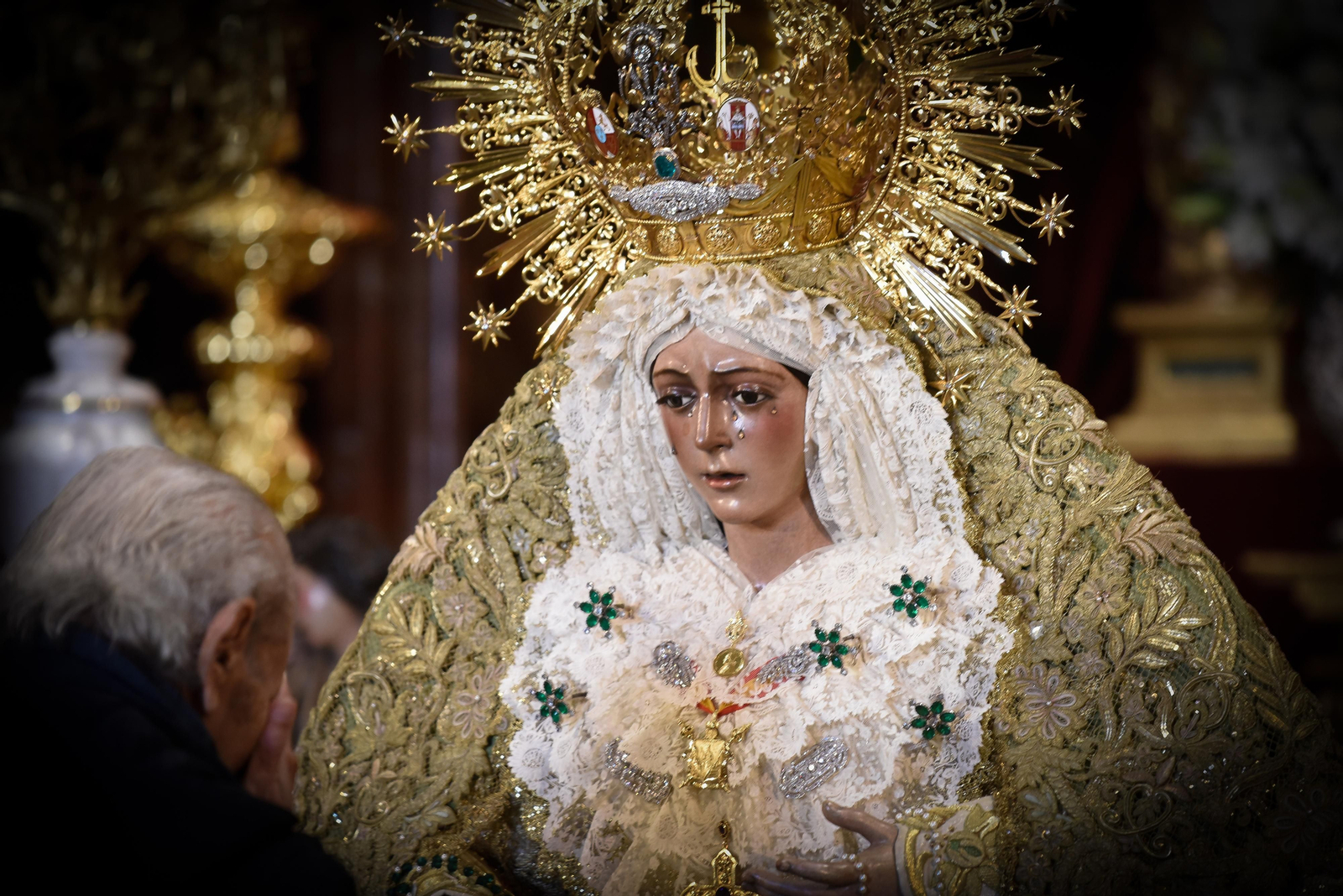 El besamanos de la Macarena, en imágenes