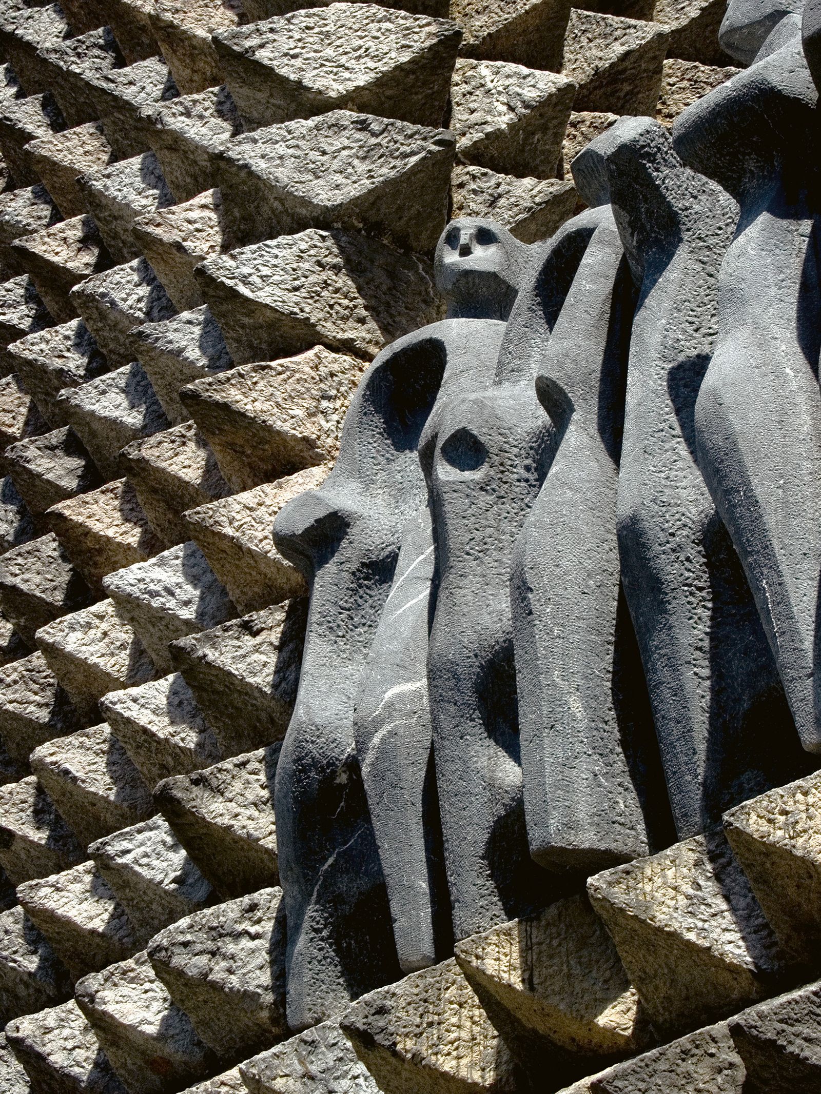 Esculturas de los apóstoles de Jorge Oteiza en la fachada de Aránzazu. / JESÚS HERRERO MARCOS