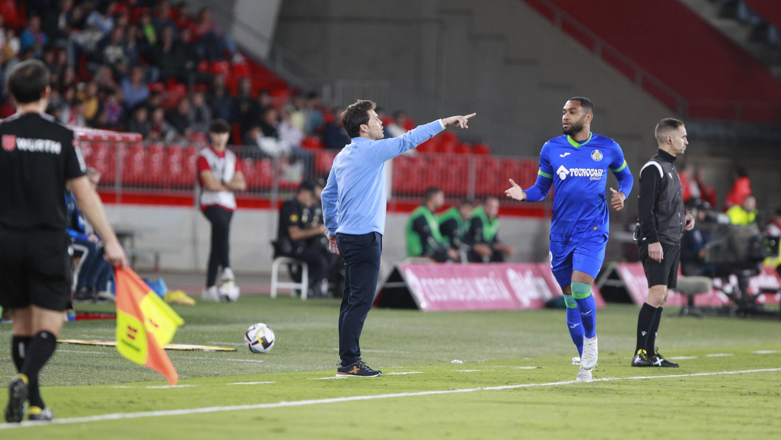 Rubi da indicaciones en el último partido de su equipo
