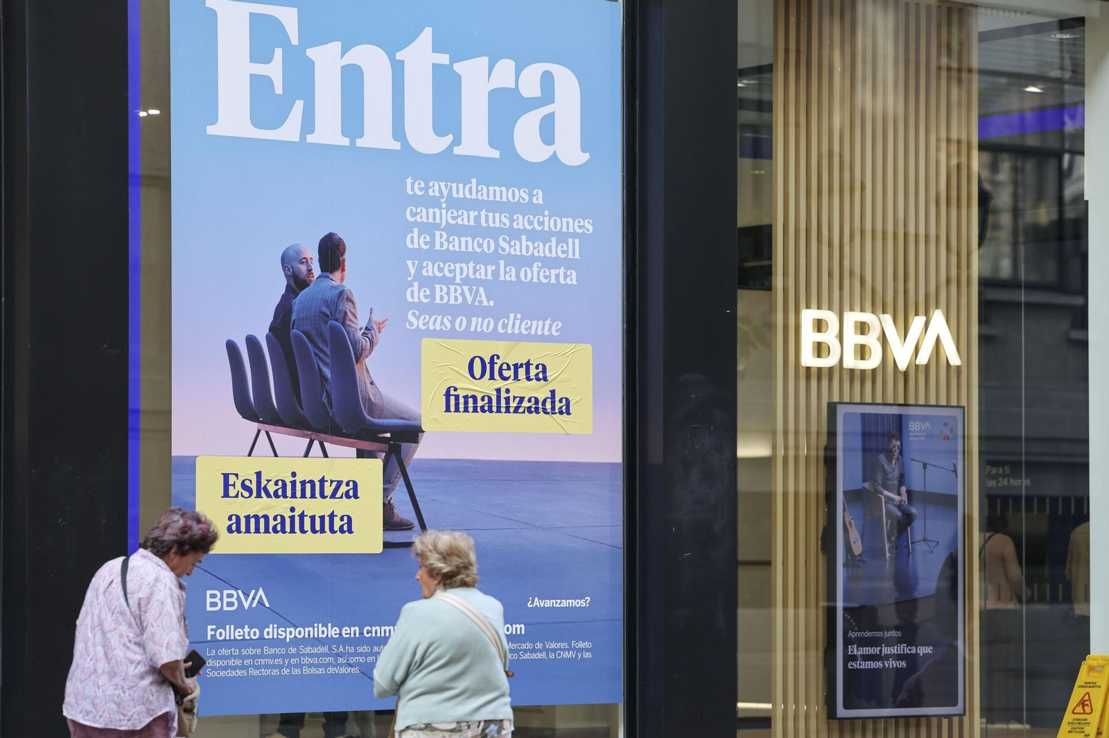 Un cartel en una oficina del BBVA anuncia el final de la opa al Sabadell.