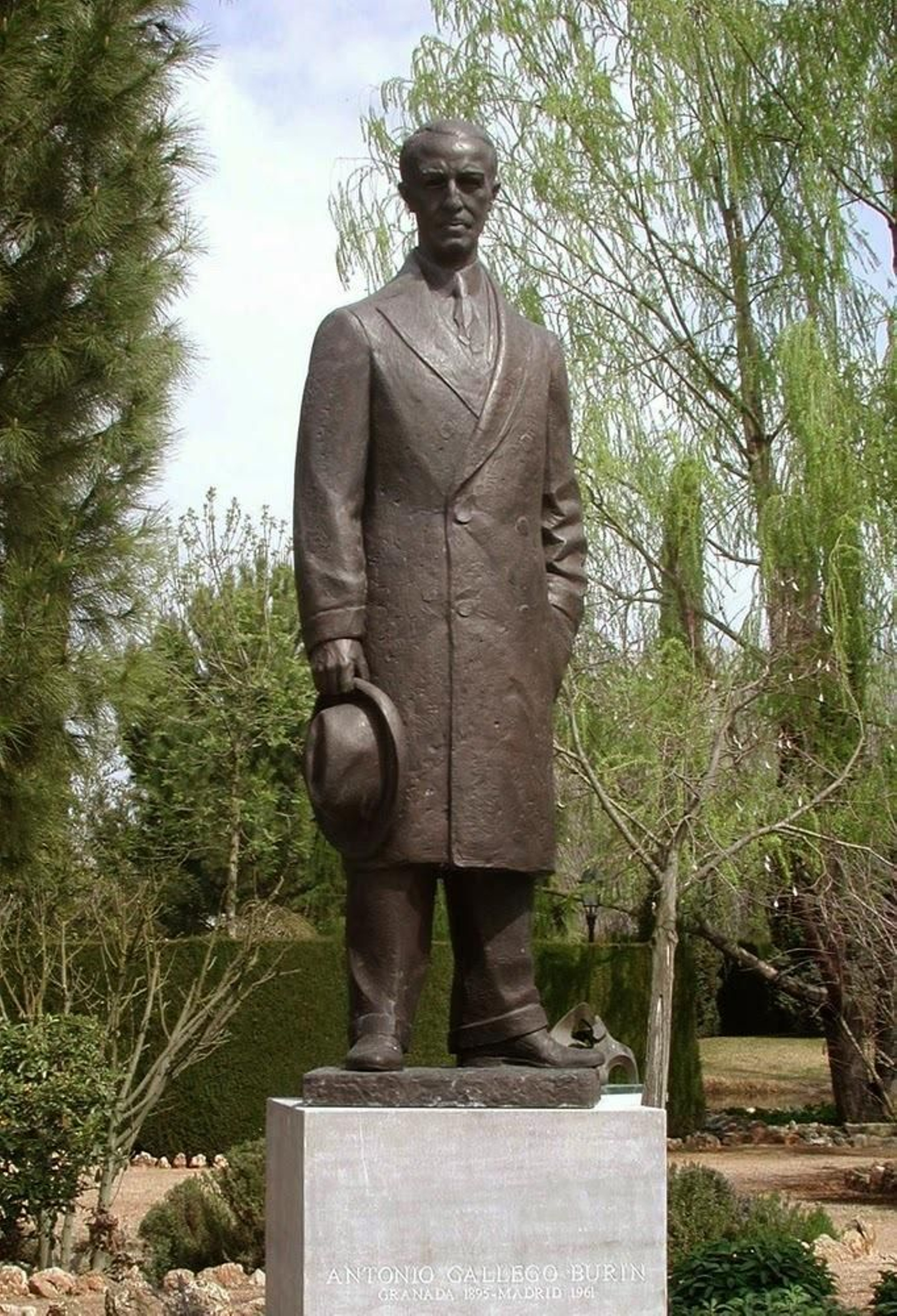 La estatua de Gallego Burín está en los jardines del taller de Miguel Moreno.