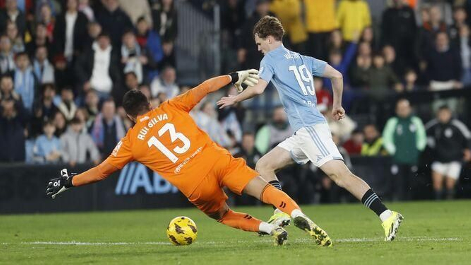 Swedberg dribla a Rui Silva para anotar el gol del triunfo del Celta.