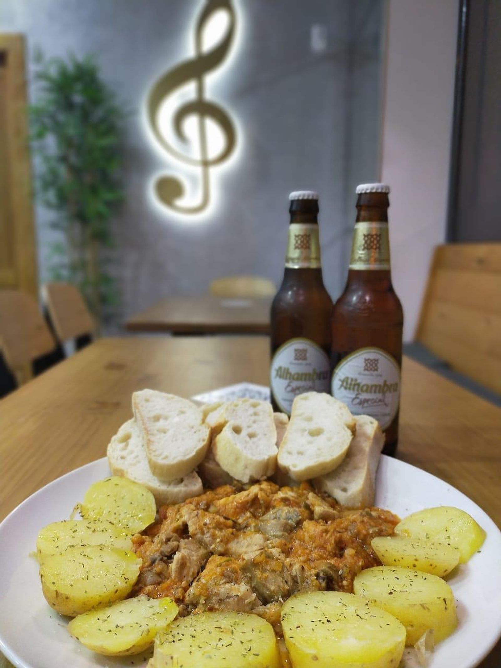 A pesar de ser una cafetería, La Clave también ofrece algunos guisos caseros.