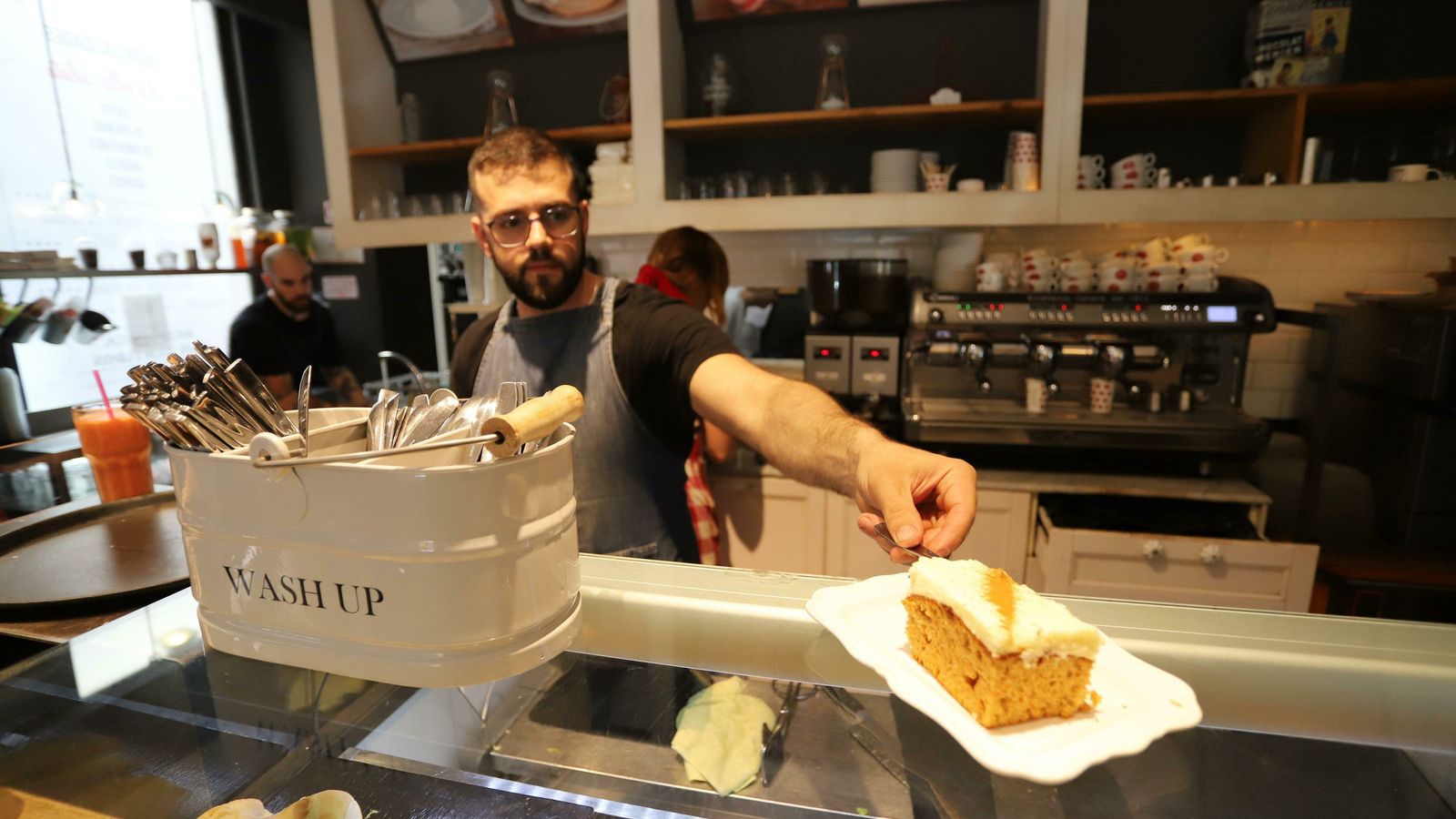 Un camarero sirve un plato en La bella Julieta situada en Puerta del Mar