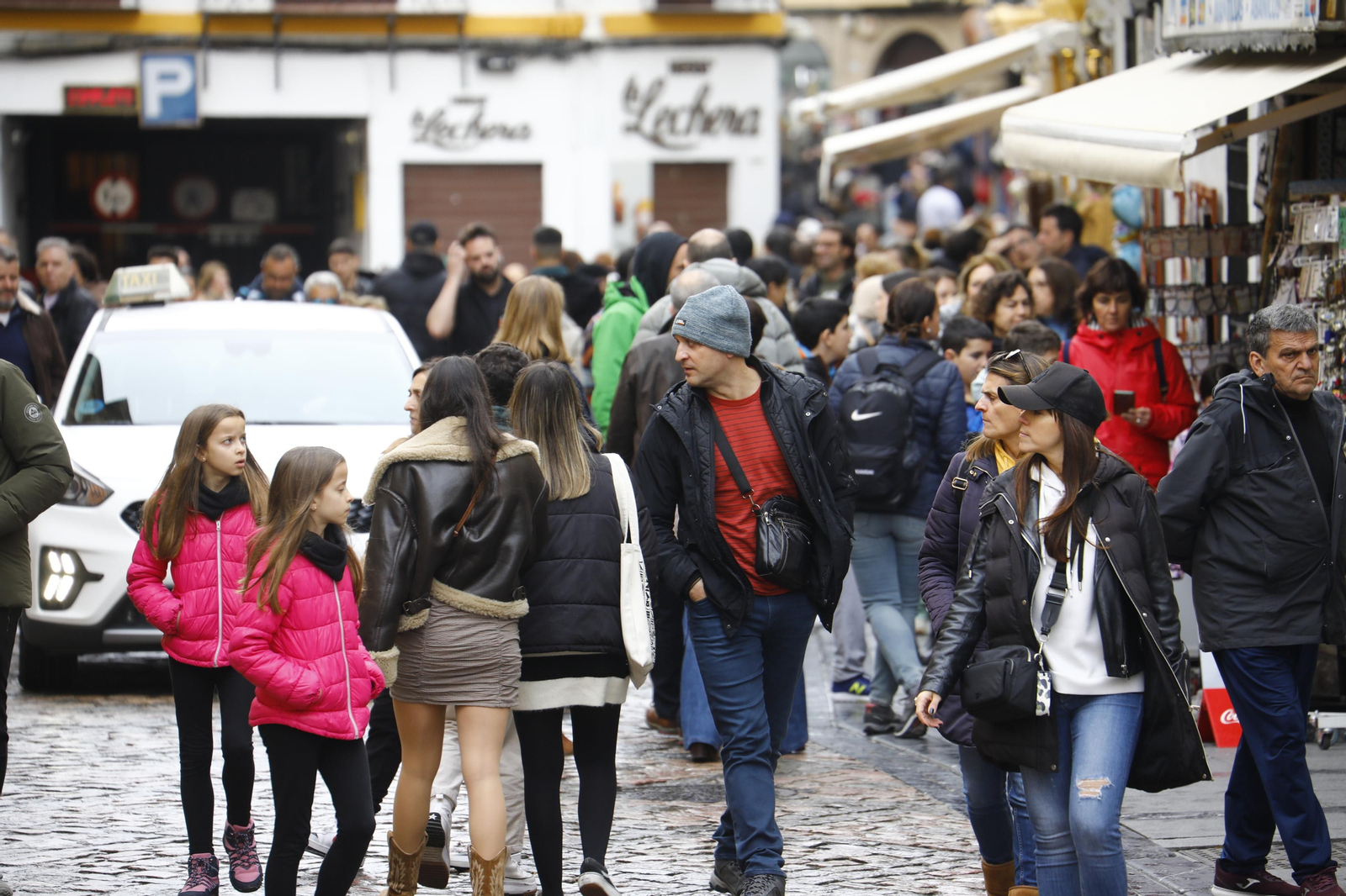 Los turistas abarrotan Córdoba por el Día de la Constitución, en imágenes