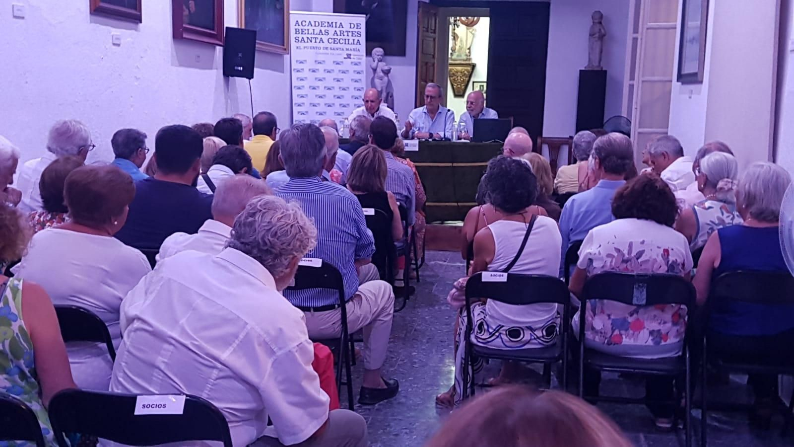 El salón de la Academia de Bellas Artes se llenó de público para asistir a la conferencia.