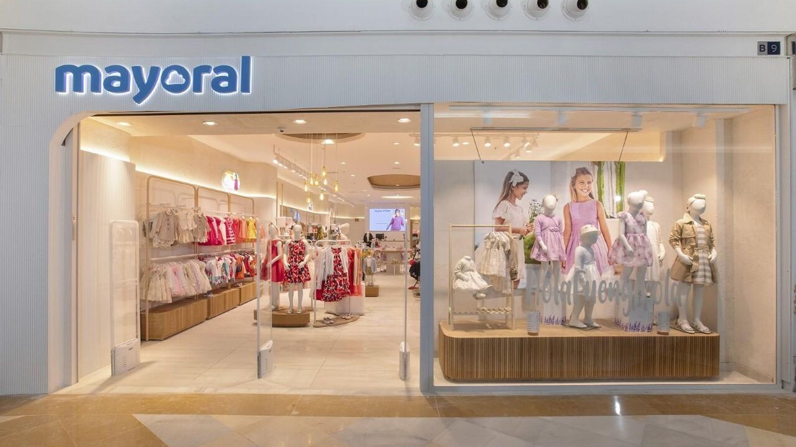 Exterior de la tienda de Mayoral con este nuevo concepto