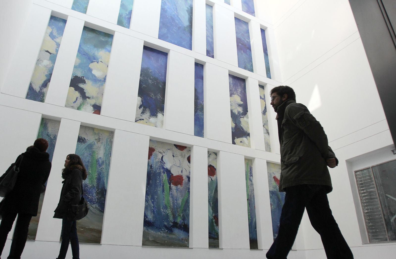 Varias personas en el patio del Centro de Arte Rafael Botí.