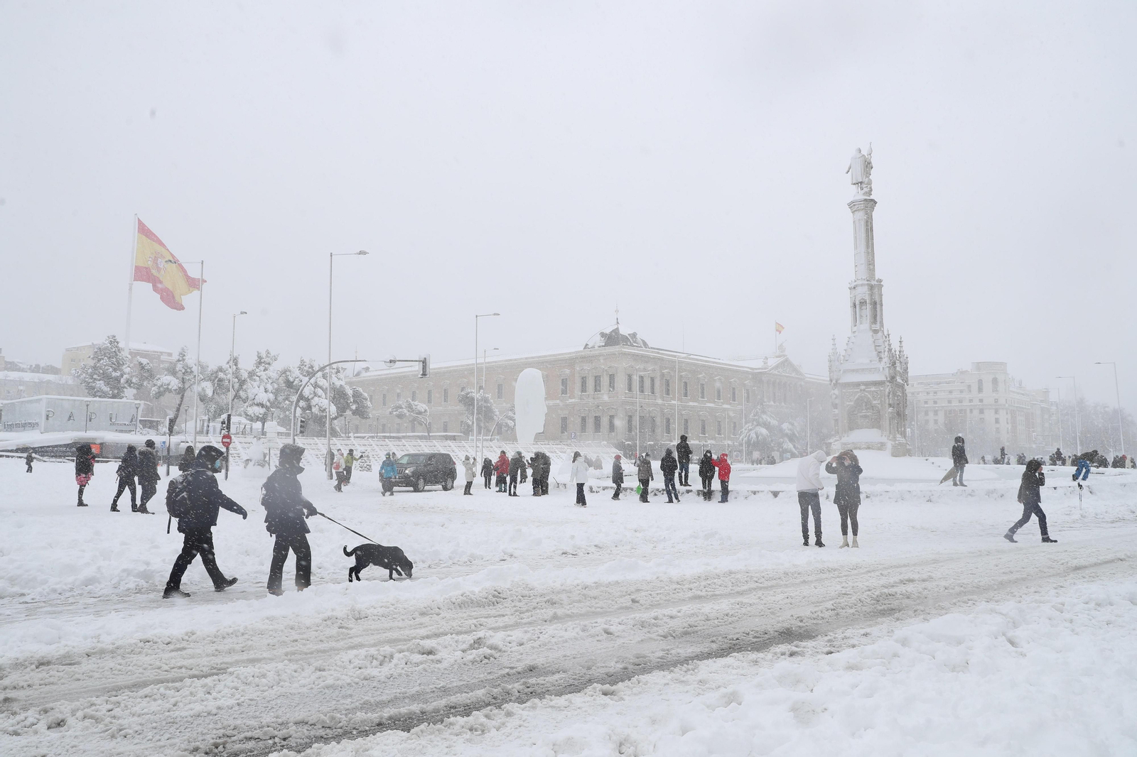 El segundo día del temporal 'Filomena' en imágenes: más nieve y caos