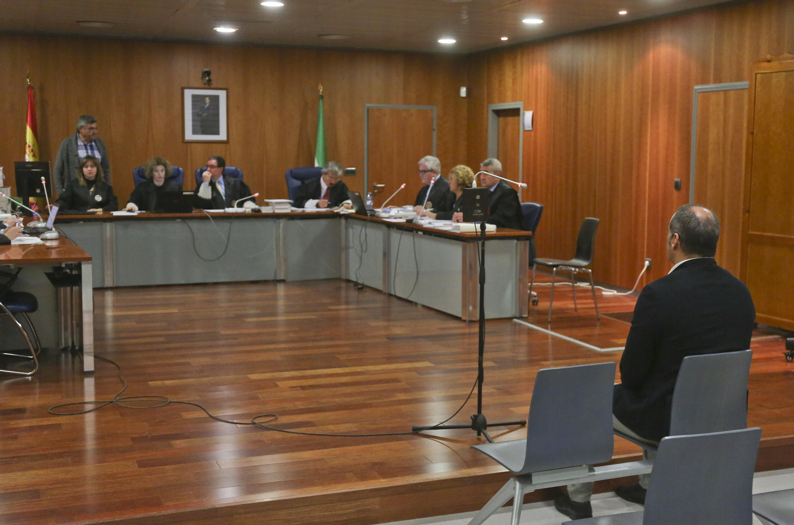 Juicio contra el entrenador de fútbol acusado de abusos y acoso a menores.