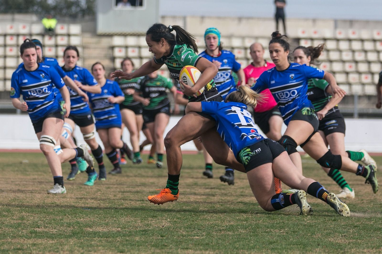 Lavinia Tauhalaliku, que esta vez no pudo conseguir ninguna marca, rompe la línea defensiva del Sant Cugat.