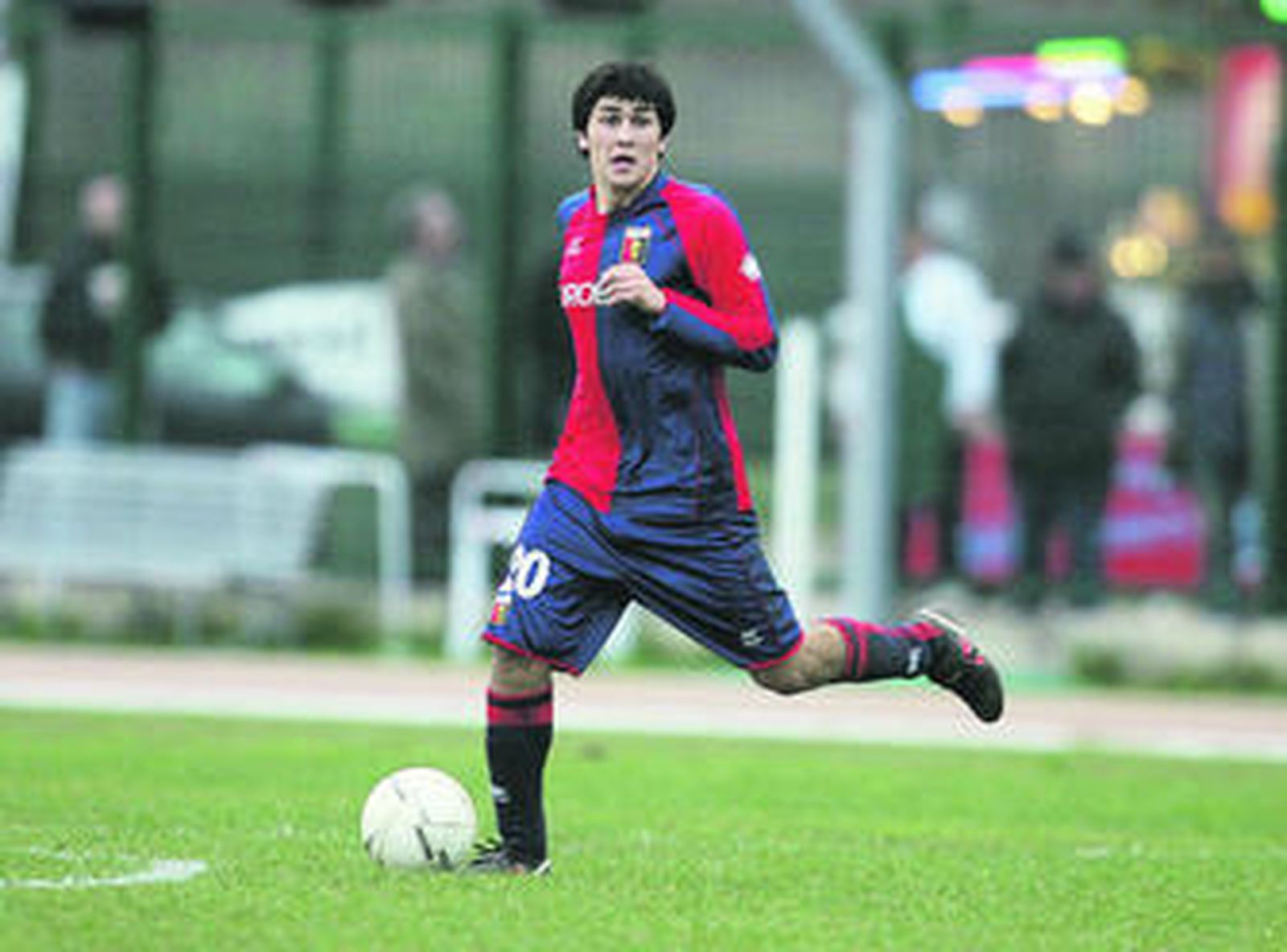 Forestieri conduce el esférico en un encuentro con el Génova.