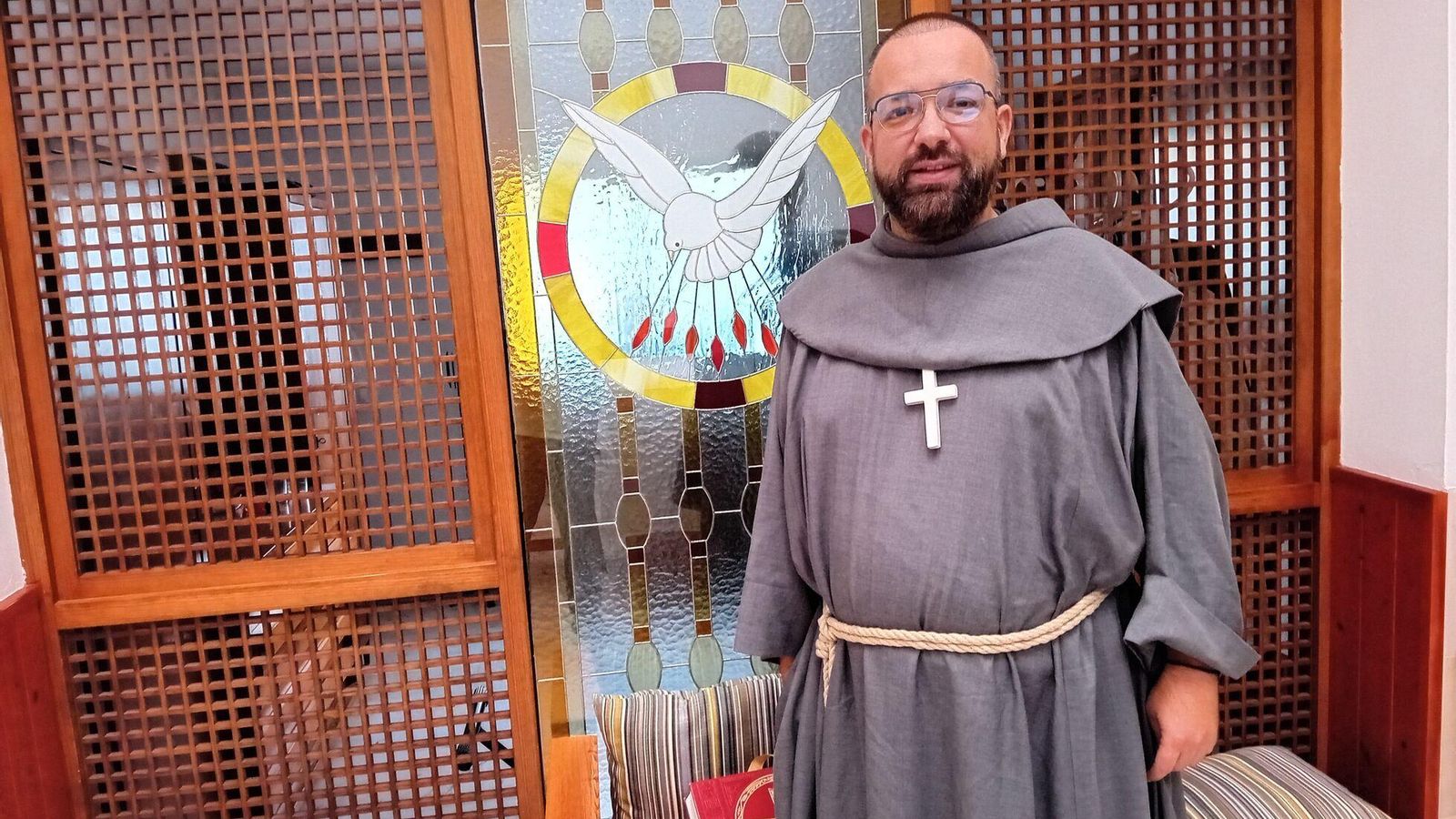 Hno. Julio en la acogedora capilla de Casa Nazaret.