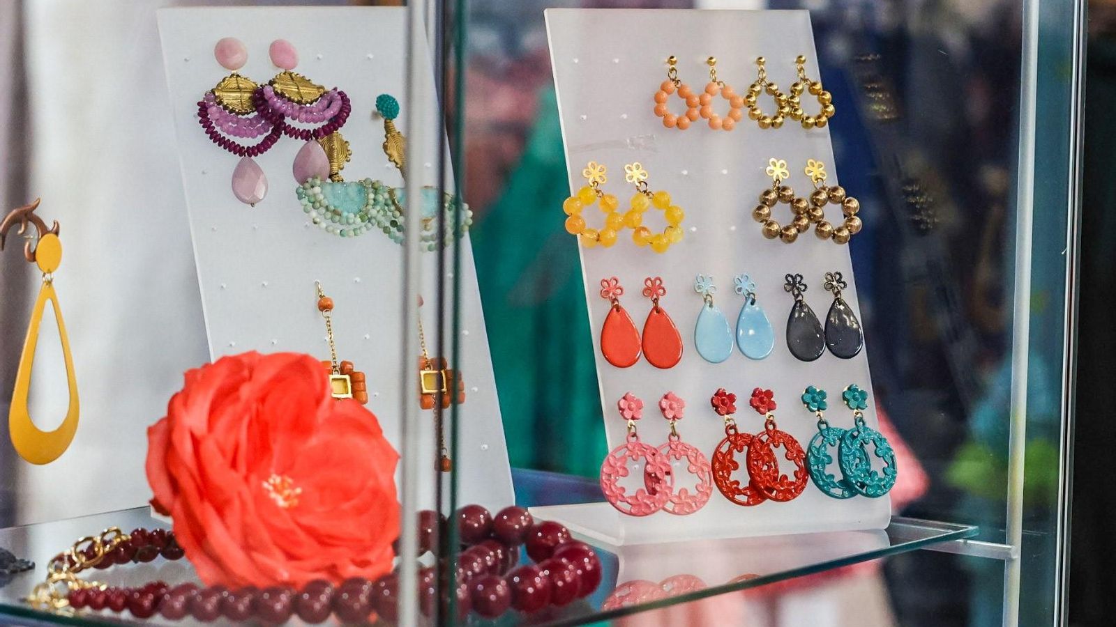 Expositor de El Ajolí con varios estilos de pendientes.
