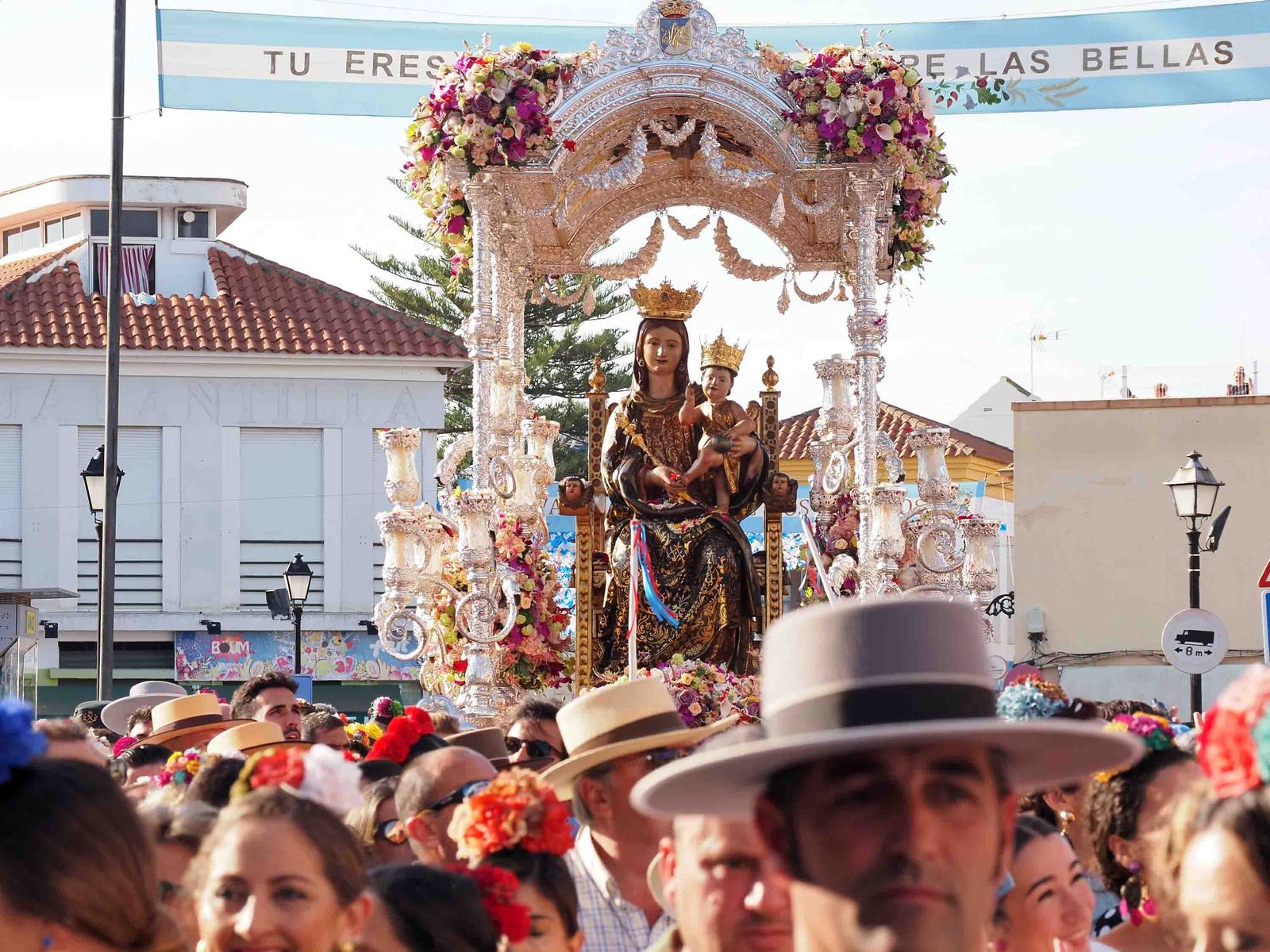 Las imágenes de la procesión de la Virgen de la Bella por las calles de Lepe en 2022