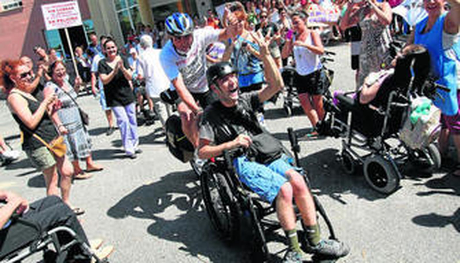 El director general, Domingo Collado, y el vicepresidente de la entidad, Pepe Ángel Lobato, inician la marcha en una bicicleta adaptada.