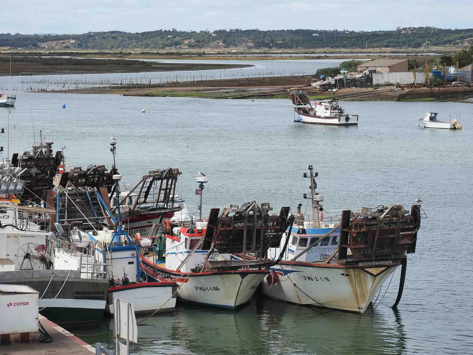 Flota pesquera de arrastre, amarrada antes de faenar.