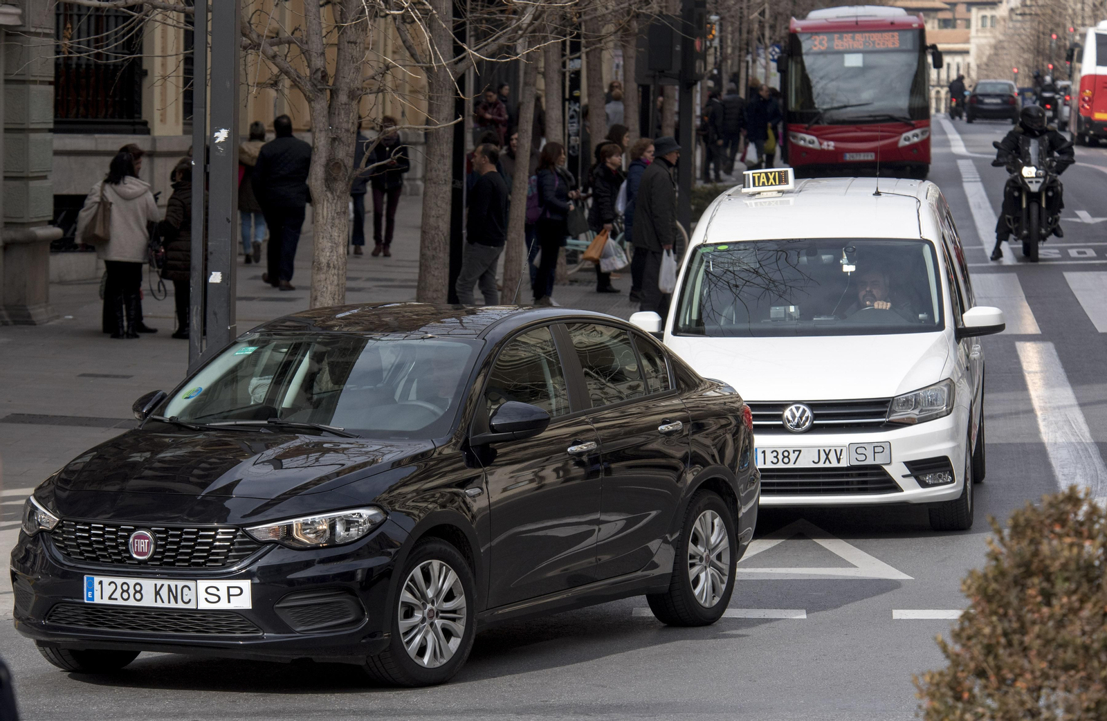 Un vehículo VTC y un taxi circulan por Gran Vía.