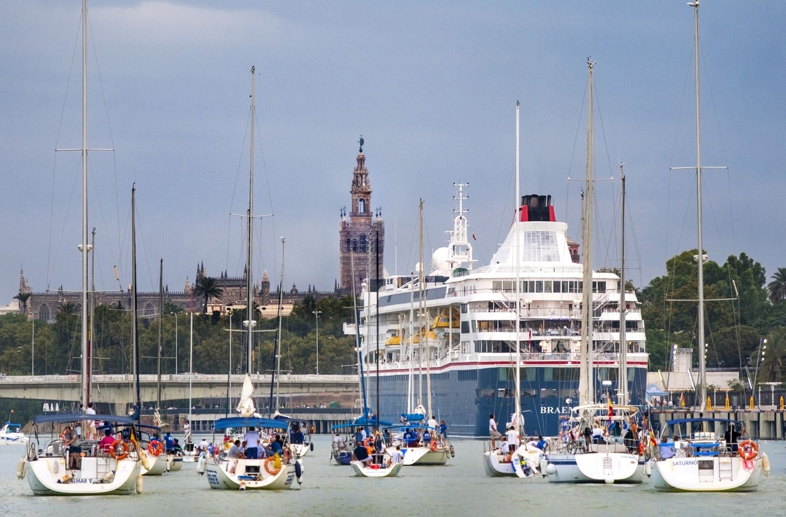 Imagen de la llegada de la flota a la esclusa de acceso a Sevilla.