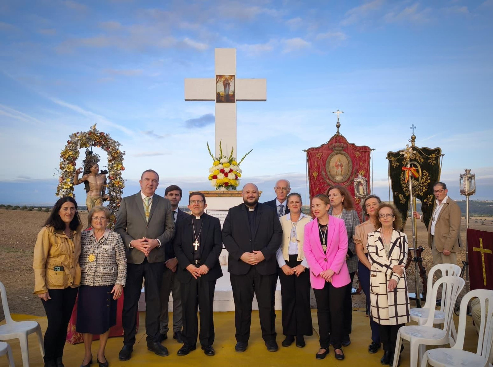 Fotografía de familia durante el acto de bendición