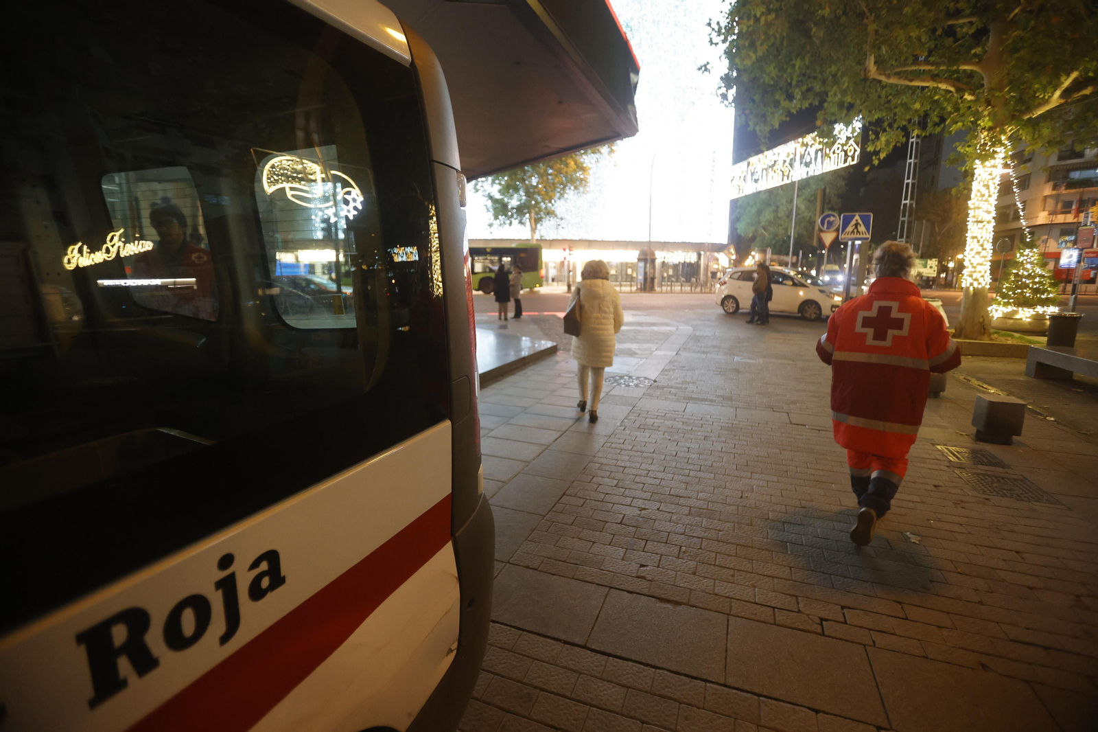 Una noche con el servicio de atención a personas sin hogar de Cruz Roja Córdoba, en imágenes