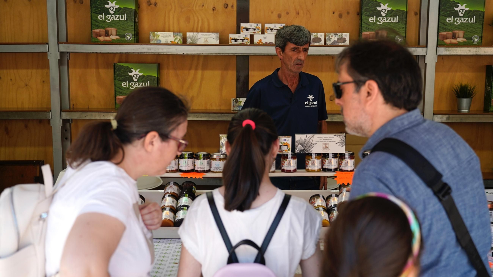 Muchas personas se reunen en la Plaza Alta, bailando y comiendo paella junto a la Feria de los Parques Naturales de Cádiz