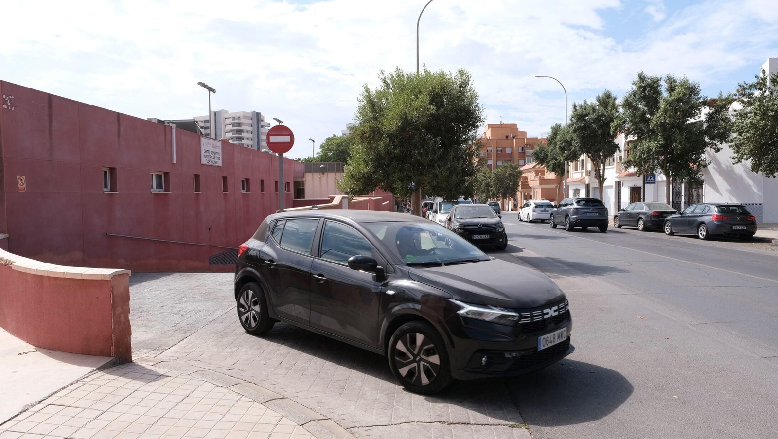 Un vehículo sale del subterráneo, que también alberga el Depósito Municipal.