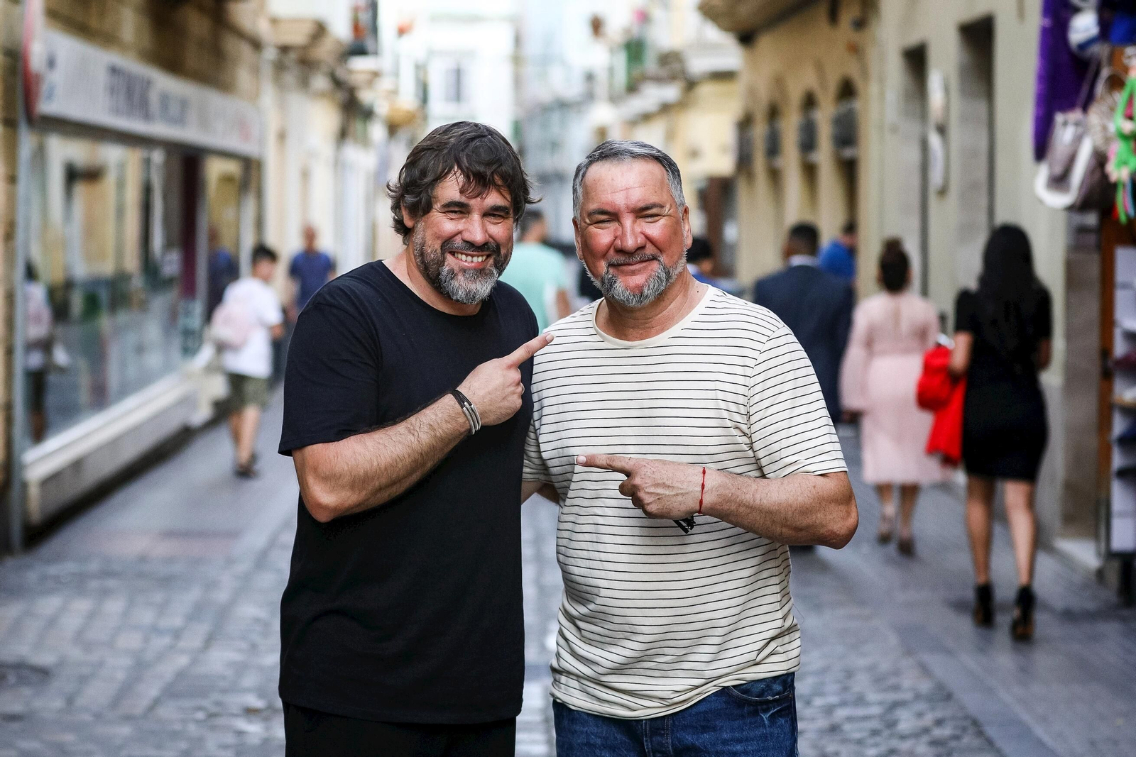 Tino Tovar y Ángel Subiela en la calle de la Rosa horas antes de su actuación.