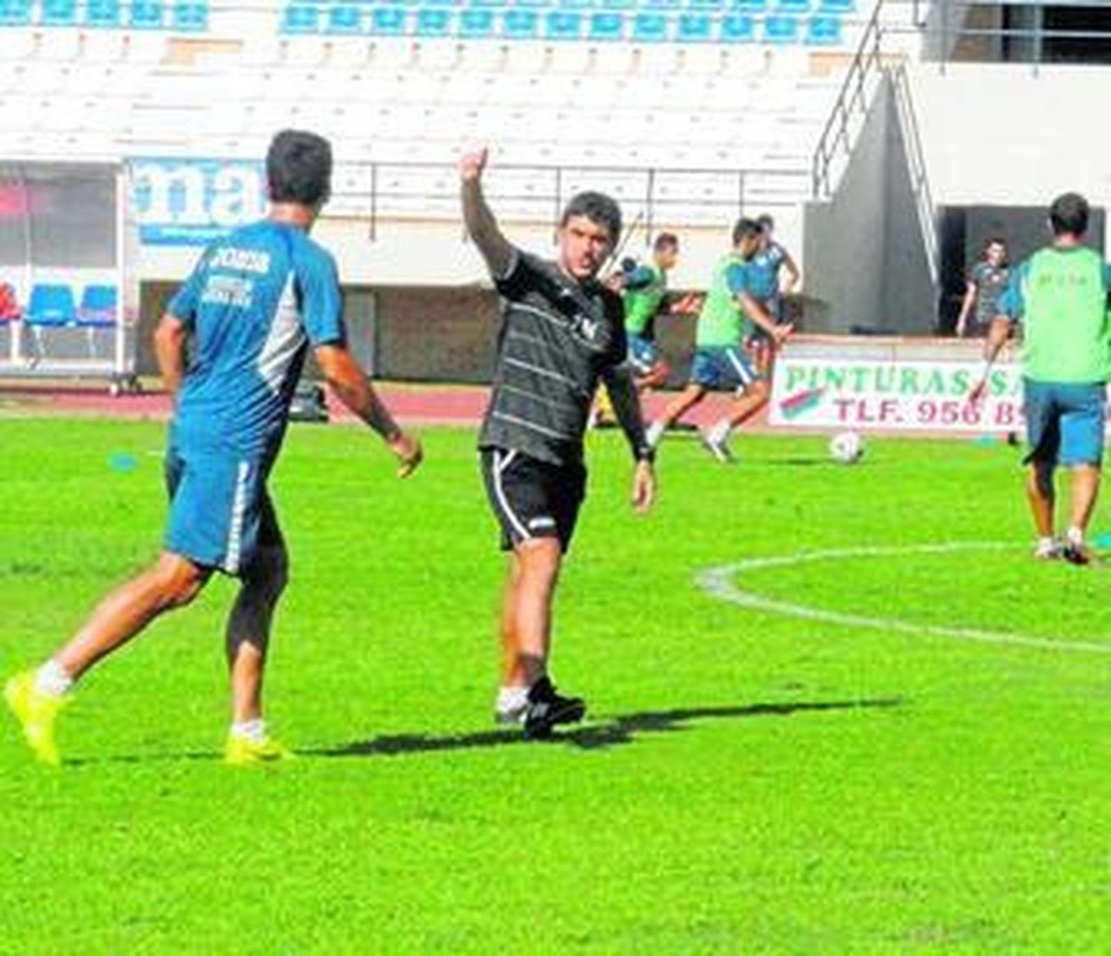 Pepe Masegosa alza el brazo derecho mientras observa el trabajo de sus jugadores.