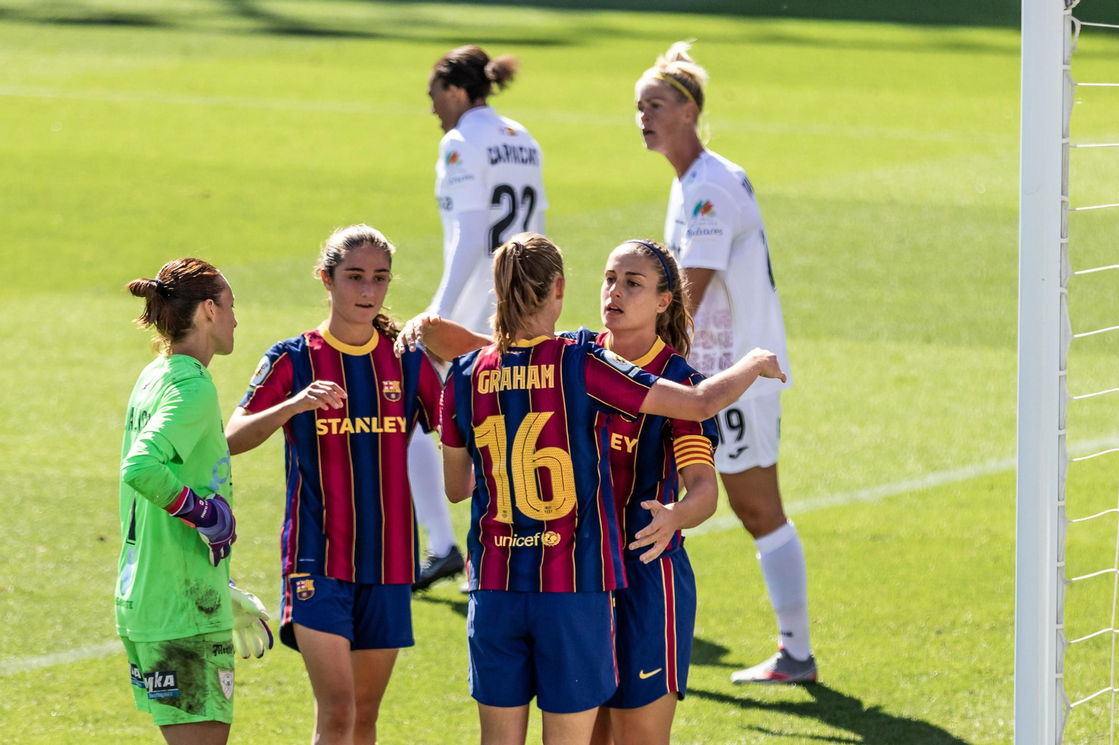 Alexia Putellas y Hansen celebran un gol del Barcelona al Real Madrid.