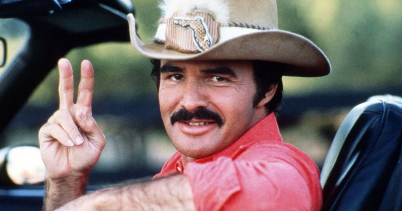 Burt Reynolds posa durante el rodaje de 'Los caraduras' en 1977.