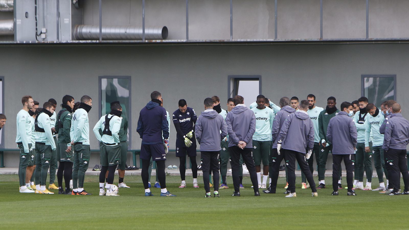Pellegrini dialoga con la plantilla.