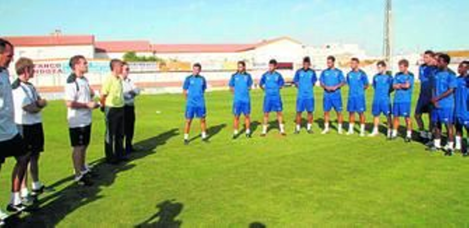 El nuevo San Roque tuvo ayer su primera toma de contacto de la mano de Tevenet, que se dirigió a los jugadores en presencia de Ceballos y de sus ayudantes.