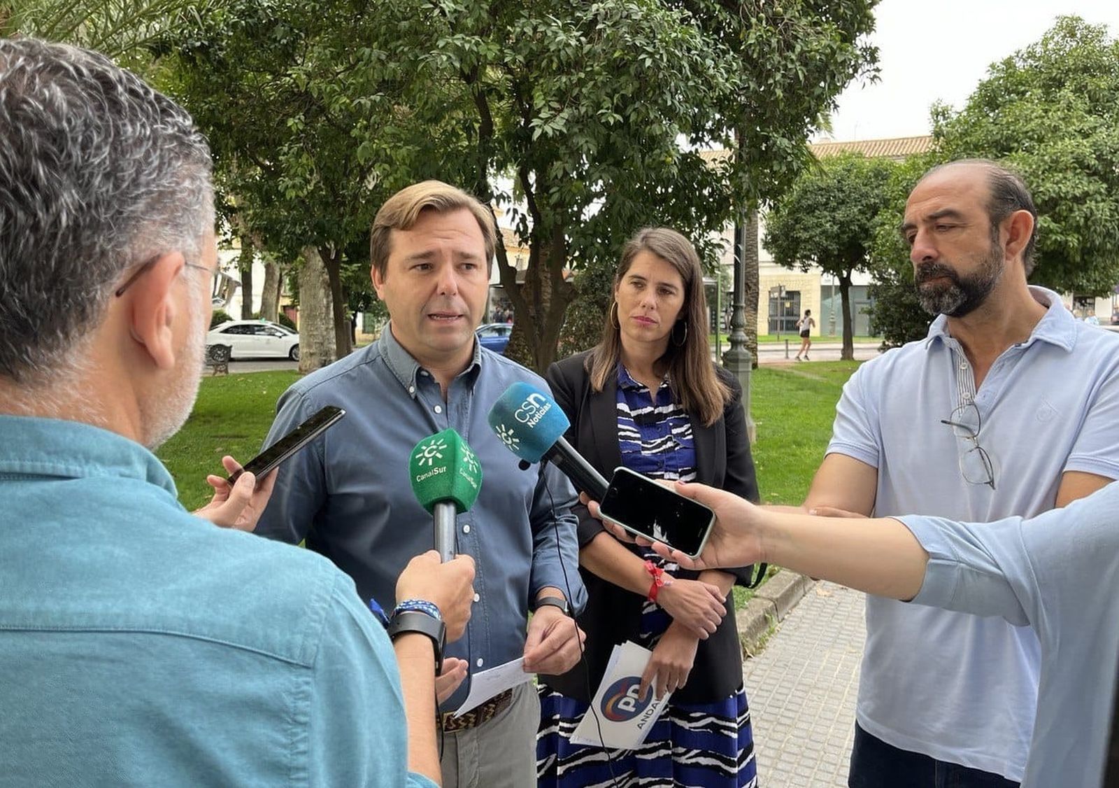 Antonio Repullo y Araceli Cabello, atienden a los medios de comunicación.