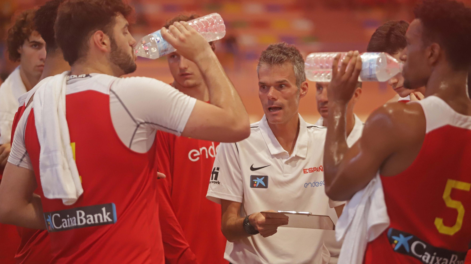 Fotos del segundo partido de baloncesto entre España sub-20 y España sub-22 en La Línea