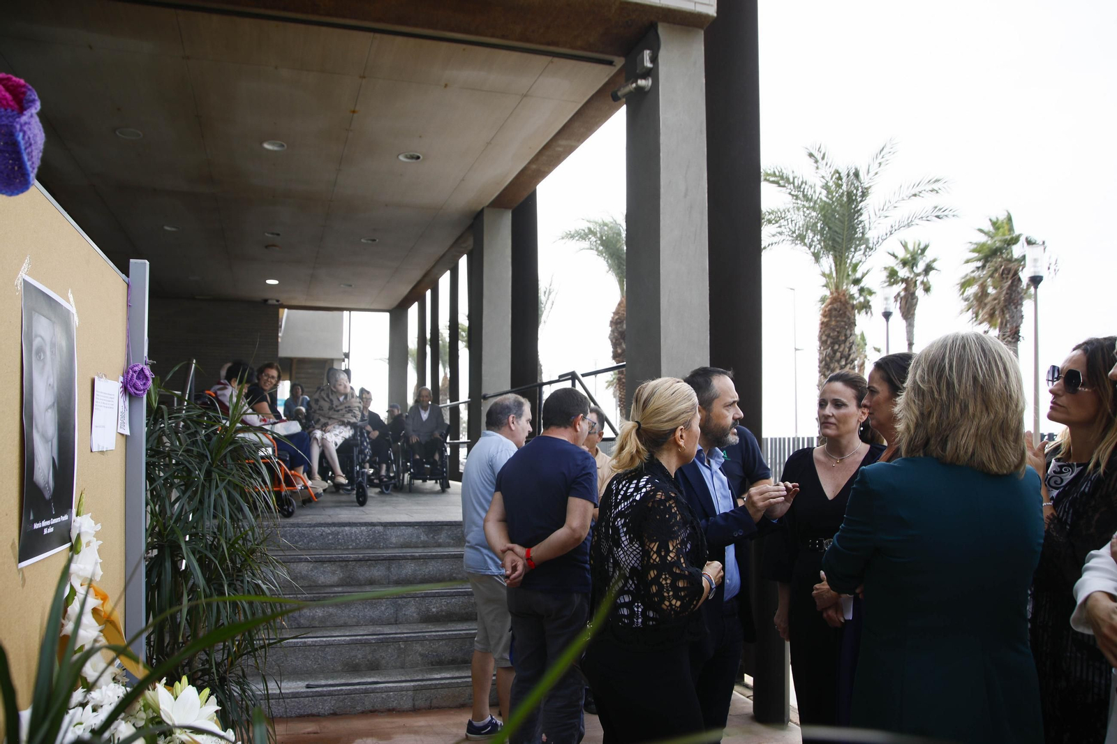 Las imágenes de la concentracion por el asesinato de Maria Nieves GP en la residencia del Zapillo en Almería