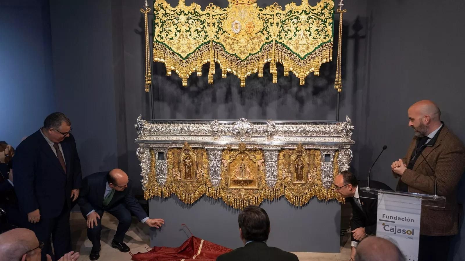 Momento en que se descubrió el palio de la Virgen de la Esperanza del Amor.