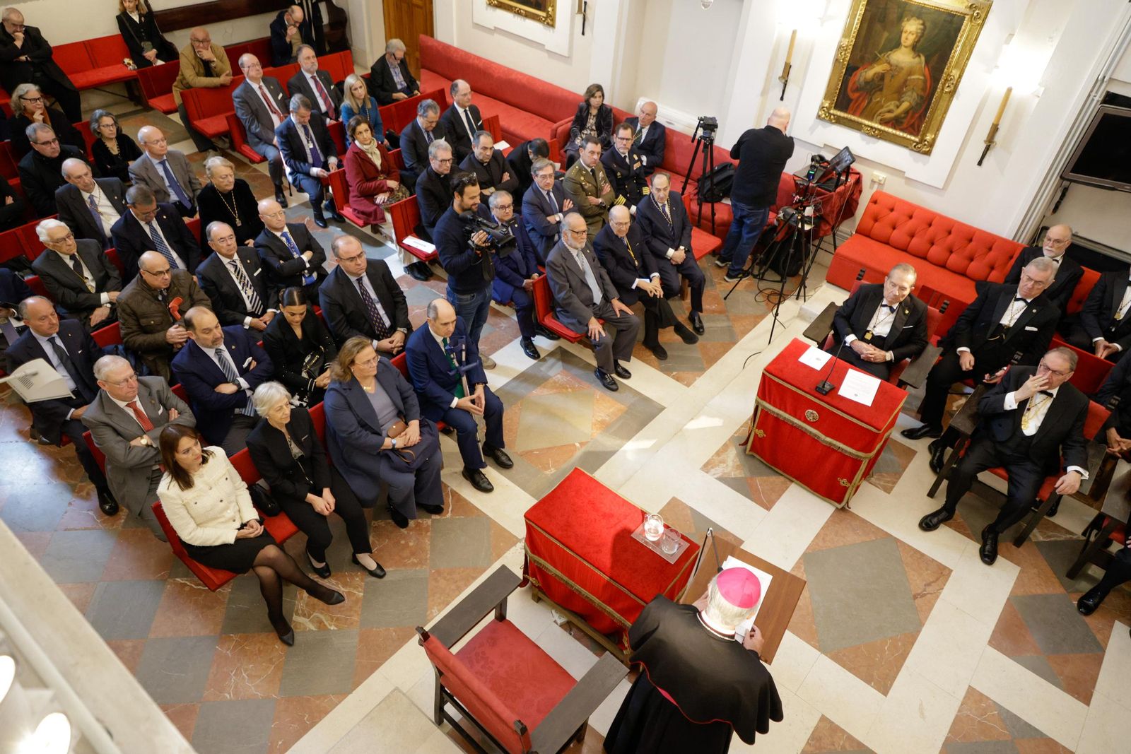 Las imágenes del ingreso como académico de Erudición en la academia de Medicina del arzobispo José Ángel Saiz Meneses