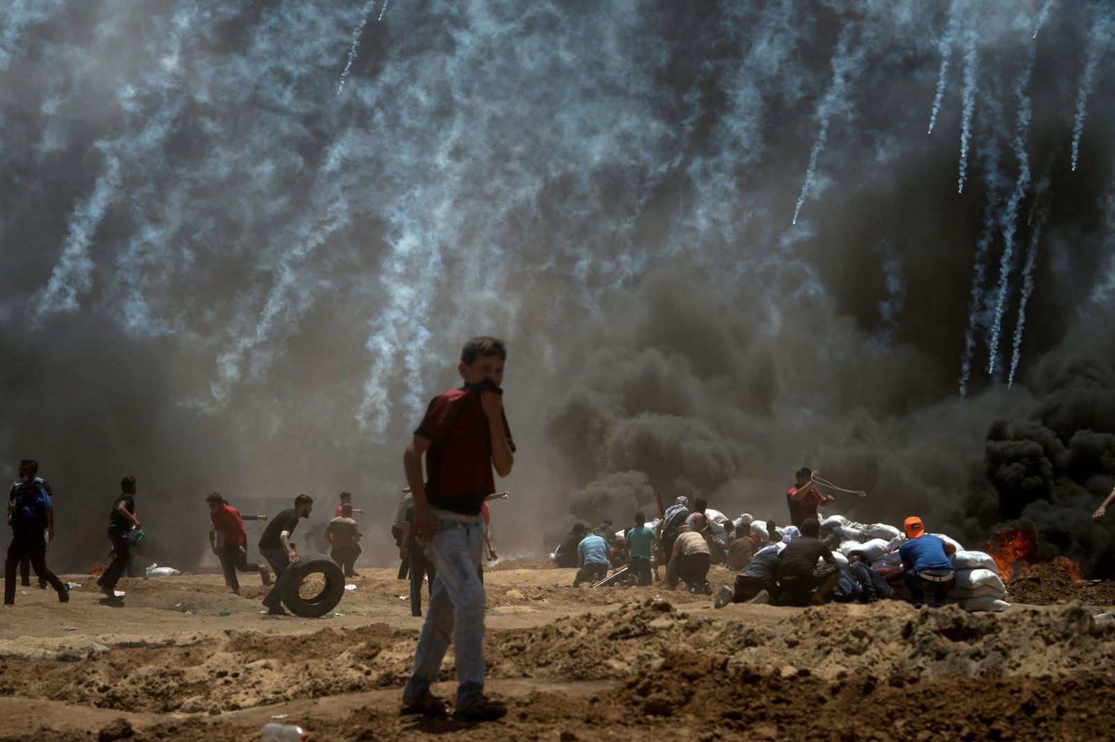 El Ejército hebreo lanzó ayer gases lacrimógenos a los manifestantes palestinos durante las protestas en la frontera entre Gaza e Israel.