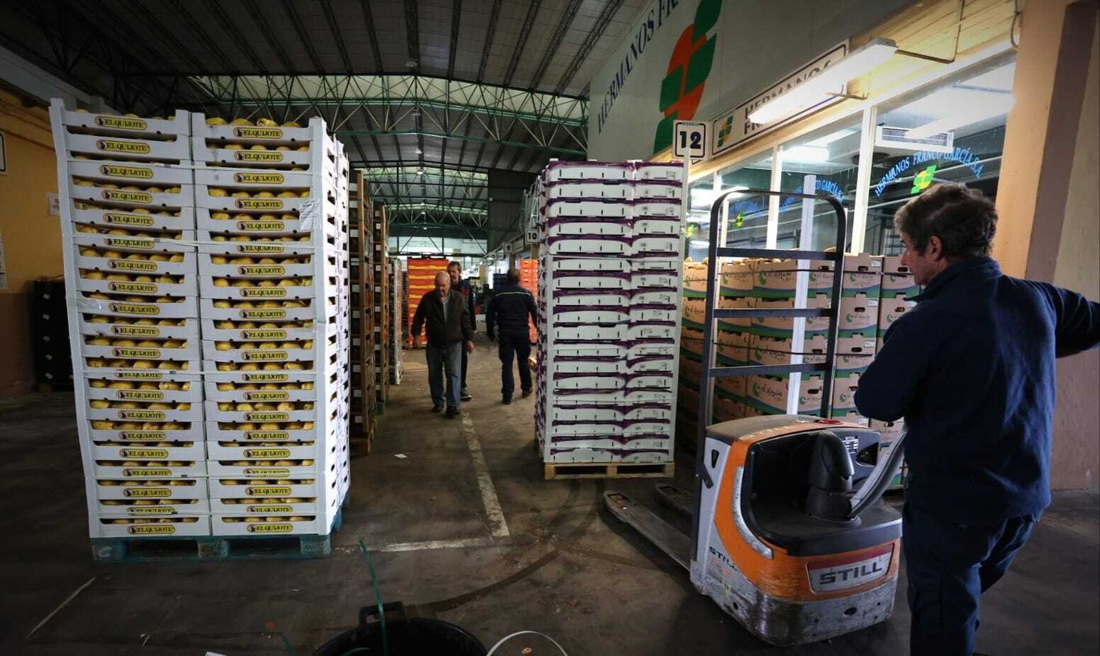 Varios trabajadores en Mercajerez trabajando este lunez
