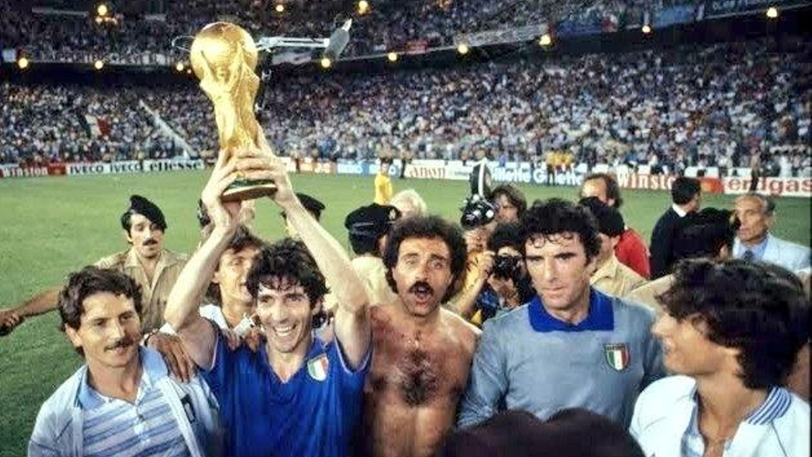 Paolo Rossi alza la copa del mundo en el Bernabéu