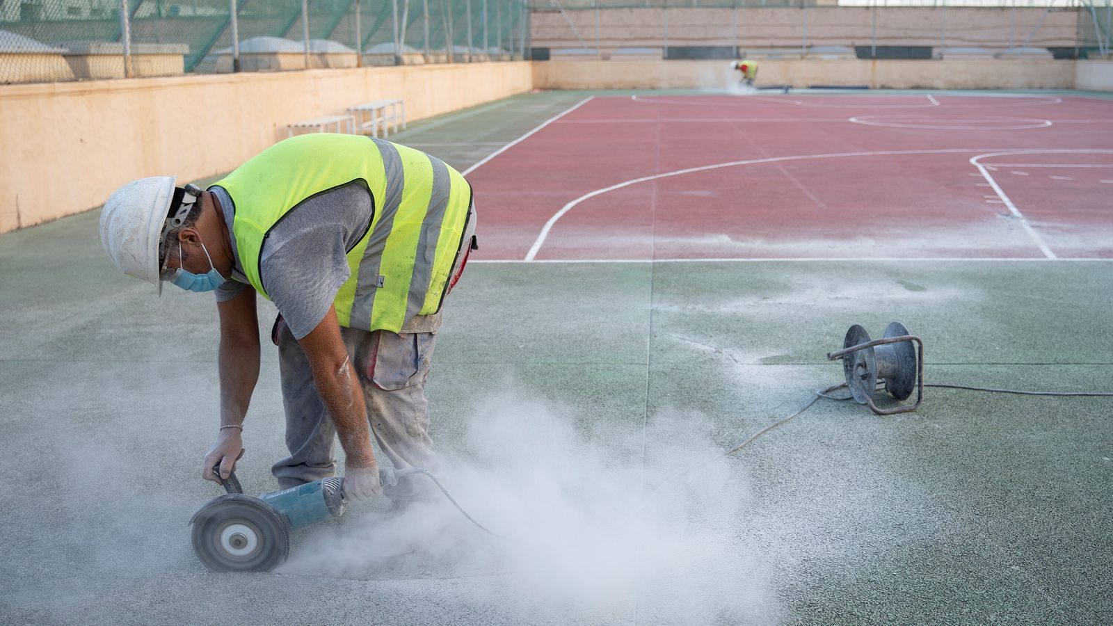 Trabajos de mejora en las pistas de la Ciudad Deportiva de Bahía Sur.