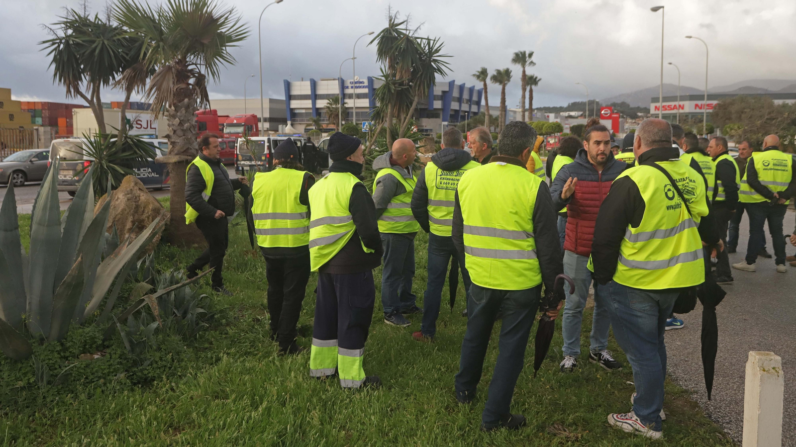 Fotos de la concentración de los camioneros en el acceso sur del puerto de Algeciras