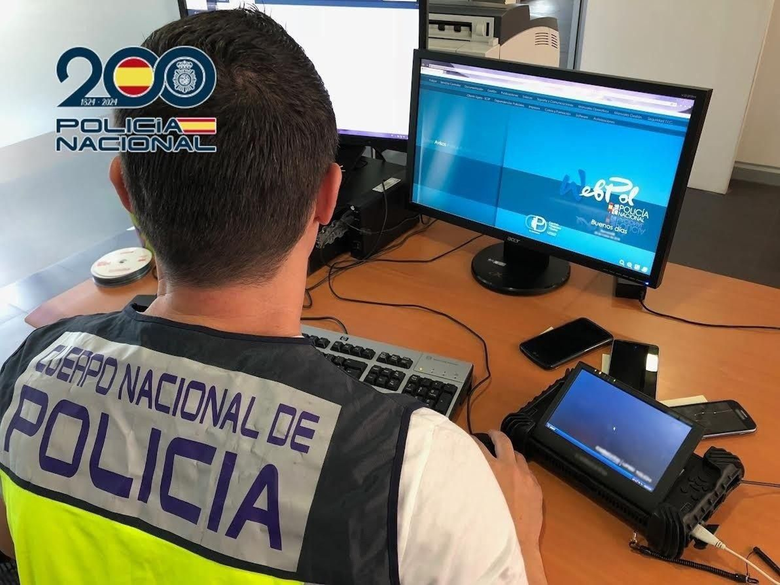 Imágenes sobre la macroperación contra la pornografía infantil desarrollada en toda España, con un detenido en Granada