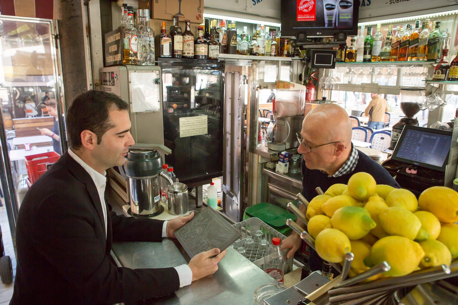 El alcalde entrega a Antonio Carreño la placa de Kiosco Amalia, de 1889