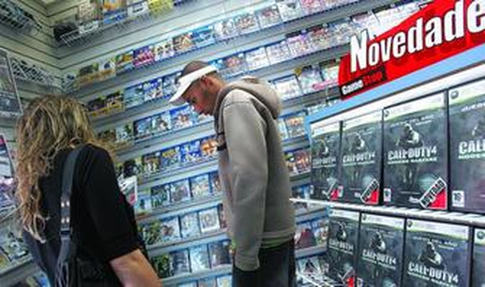 Los usuarios observan las estanterías de Game Stop.